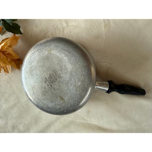 Club Hammered Aluminum small 6" skillet Wooden Handle - Picture 2 of 6